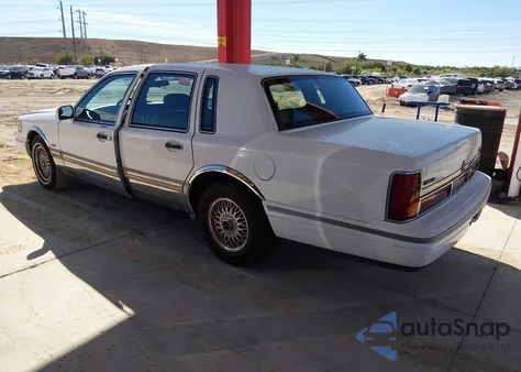 1995 Lincoln Town Car Signature/Spinnaker z USA, uszkodzony, nr VIN 1LNLM82W3SY740742
